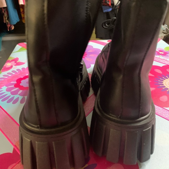 Black boots - Picture 4 of 7